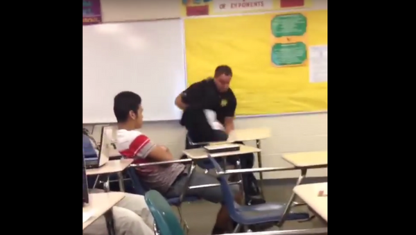 A cop fights a student at Spring Valley High School. - Sputnik International