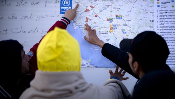 Migrants look at a map of the Western Balkans, in a registration camp, near Gevgelija on October 27, 2015. - Sputnik International
