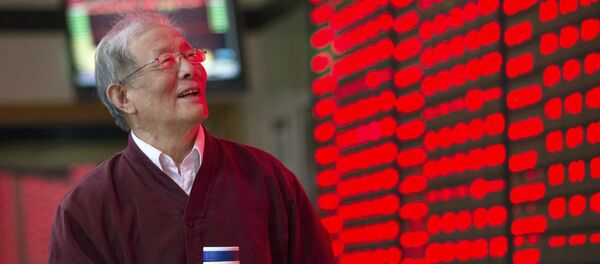 An investor looks at an electronic board showing stock information at a brokerage house in Nanjing, Jiangsu province, China, October 12, 2015. - Sputnik International