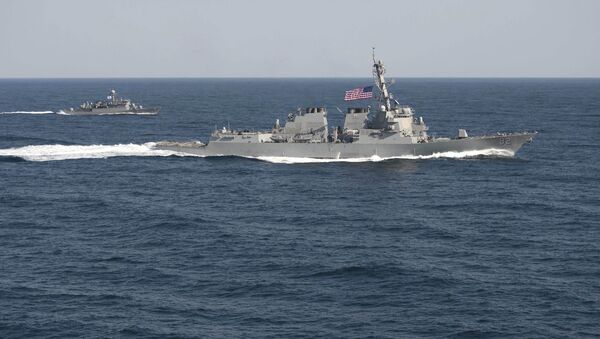 USS Lassen (DDG 82), (R) transits in formation with ROKS Sokcho (PCC 778) during exercise Foal Eagle 2015, in waters east of the Korean Peninsula - Sputnik International