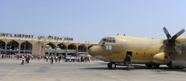 A Saudi military plane carrying relief aid is seen parked on the tarmac at Aden's international airport in Yemen - Sputnik International