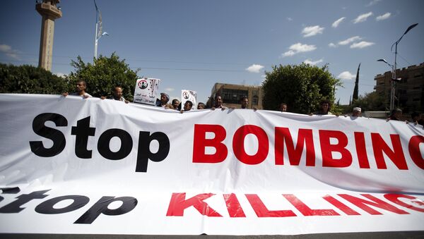 People demonstrate against the Saudi-led air strikes outside the United Nations offices in Yemen's capital Sanaa October 18, 2015. - Sputnik International