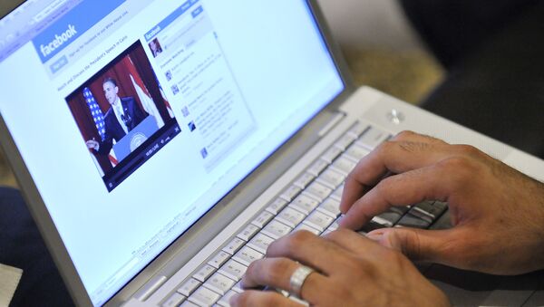 Muslim American Zabie Mansoory, 23, monitors a Facebook discussion board while watching President Barack Obama's televised coverage of President Barack Obama's speech from Cairo University, in the Sylmar area of Los Angeles, early Thursday June 4, 2009. - Sputnik International