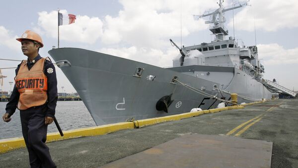 A Filipino security personnel keeps guard outside French surveillance frigate, Vendemiaire, as it docks at Manila's south harbor, Philippines on Wednesday March 18, 2009. - Sputnik International