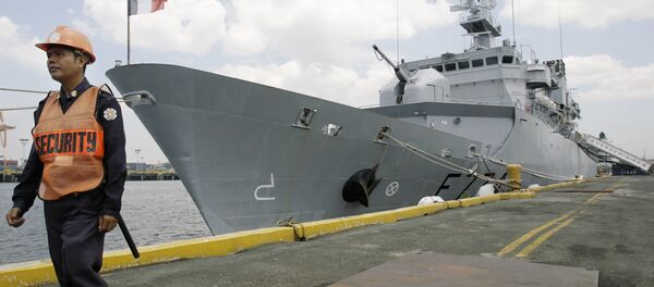 A Filipino security personnel keeps guard outside French surveillance frigate, Vendemiaire, as it docks at Manila's south harbor, Philippines on Wednesday March 18, 2009. - Sputnik International