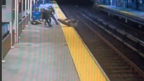 Man Falls Onto Train Tracks After Being Tased During Robbery - Sputnik International