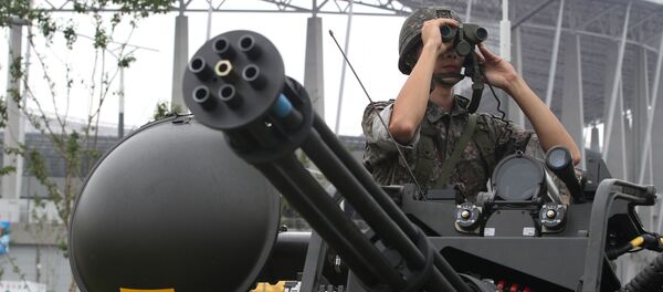 A South Korean army soldier uses a pair of binoculars during an anti-terror drill ahead of the 2014 Incheon Asian Games outside of Incheon Asiad Main Stadium in Incheon, South Korea, Wednesday, Aug. 6, 2014 - Sputnik International