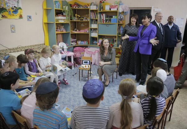 U.S. Commerce Secretary Penny Pritzker speaks with children in a Jewish school in the Ukrainian town of Bila Tserkva, where some of her distant relatives once lived in Ukraine, Tuesday, Oct. 27, 2015 U.S. Commerce Secretary Penny Pritzker speaks with children in a Jewish school in the Ukrainian town of Bila Tserkva, where some of her distant relatives once lived in Ukraine, Tuesday, Oct. 27, 2015 - Sputnik International