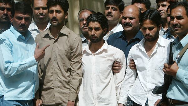 Suspected Lashkar-e-Toiba (LeT) militants, Pakistani Abu Qasim (2L), Kashmiri Shabbir (C) and Kashmiri Shafaqat (2R) are produced by Delhi Police Special Cell officials to the media in New Delhi, 27 April 2007 - Sputnik International