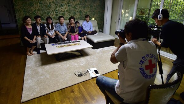 This photo taken on September 9, 2015 shows 72-year-old Ko Yong-Kyun (L-center), one of family members separated by the 1950-53 Korean War, posing with his family members during an interview by a Red Cross official at his home in Seoul - Sputnik International