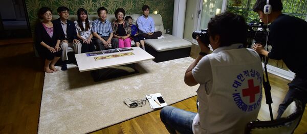 This photo taken on September 9, 2015 shows 72-year-old Ko Yong-Kyun (L-center), one of family members separated by the 1950-53 Korean War, posing with his family members during an interview by a Red Cross official at his home in Seoul - Sputnik International