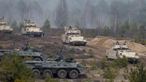 Soldiers from different NATO countries attend a military exercise 'Iron Sword 2014', at the Gaiziunu Training Range in Pabrade some 60km.(38 miles) north of the capital Vilnius, Lithuania, Thursday, Nov. 13, 2014 - Sputnik International