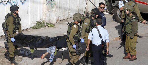 Israeli soldiers carry the body of a Palestinian, who Israeli police and army said stabbed a soldier, after he was shot by an Israeli policeman, in the West Bank old city of Hebron October 29, 2015 Israeli soldiers carry the body of a Palestinian, who Israeli police and army said stabbed a soldier, after he was shot by an Israeli policeman, in the West Bank old city of Hebron October 29, 2015 - Sputnik International