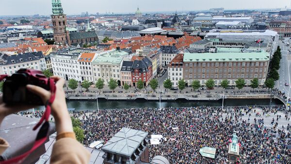 A photographer takes a photo of some 30,000 people who joined a rally in Copenhagen on September 12, 2015 in favour of taking in thousands of refugees seeking shelter in Europe, police said - Sputnik International