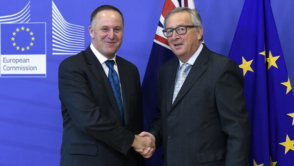 European Commission President Jean-Claude Juncker (R) shakes hands with New Zealand's Prime Minister John Key as he welcomes him before their bilateral meeting at the EU headquarters in Brussels on October 29, 2015 - Sputnik International