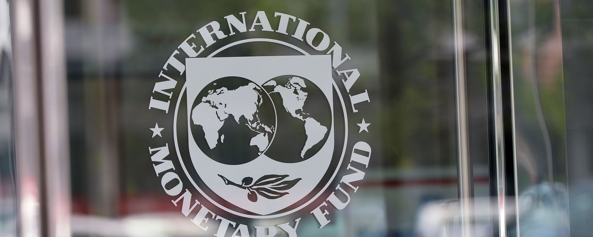 The seal of the International Monetary Fund is seen at the headquarters building in Washington, DC on July 5, 2015 - Sputnik International, 1920, 05.08.2022