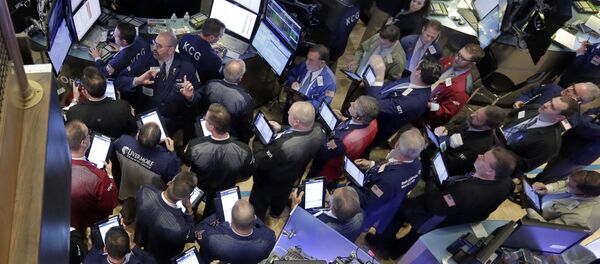 Traders gather at the post that handles Allergan on the floor of the New York Stock Exchange,Thursday, Oct. 29, 2015 - Sputnik International