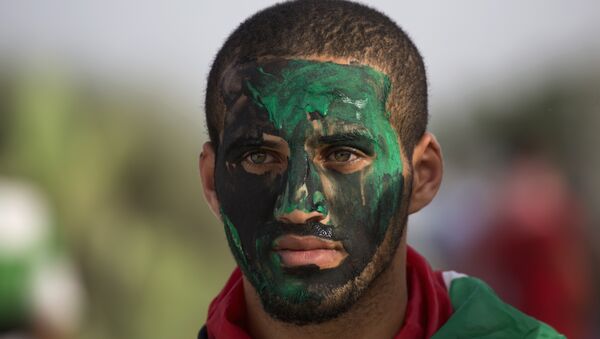 A Palestinain protester paints his face during clashes with Israeli solders during clashes at the Israeli border with Gaza east of Bureij refugee camp, central Gaza Strip, Friday, Oct. 23, 2015. - Sputnik International
