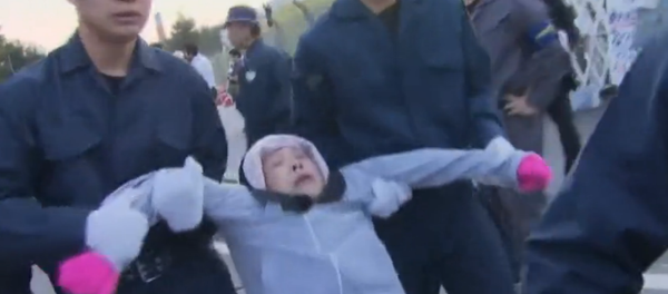 Police Drag Away Japanese Seniors Protesting US Military Base Relocation - Sputnik International