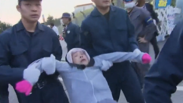 Police Drag Away Japanese Seniors Protesting US Military Base Relocation - Sputnik International