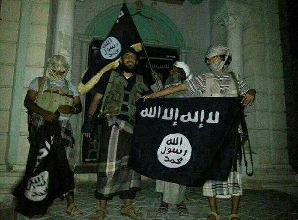 A picture taken with a mobile phone early on May 24, 2014 shows Al-Qaeda militants posing with Al-Qaeda flags in front of a museum in Seiyun, second Yemeni city of Hadramawt province, after launching a massive pre-dawn assault that killed at least 15 soldiers and police A picture taken with a mobile phone early on May 24, 2014 shows Al-Qaeda militants posing with Al-Qaeda flags in front of a museum in Seiyun, second Yemeni city of Hadramawt province, after launching a massive pre-dawn assault that killed at least 15 soldiers and police - Sputnik International