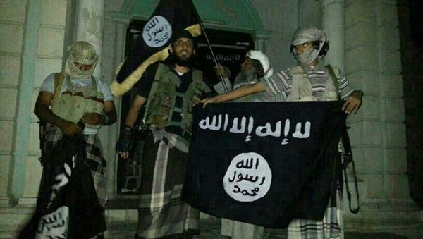 A picture taken with a mobile phone early on May 24, 2014 shows Al-Qaeda militants posing with Al-Qaeda flags in front of a museum in Seiyun, second Yemeni city of Hadramawt province, after launching a massive pre-dawn assault that killed at least 15 soldiers and police - Sputnik International