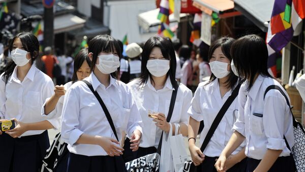 Japanese school girls wearing facemasks - Sputnik International