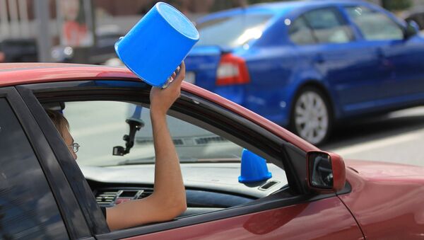 Blue Pail car rally along Garden Ring in Moscow. The drivers attached blue plastic pails onto their cars - Sputnik International