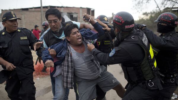 Riot police detain a man during a land eviction in Lima Peru,Tuesday, May 19, 2015 - Sputnik International