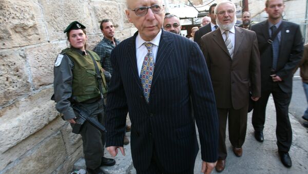 Hamas member Aziz Dweik (2nd-R), of the Palestinian Legislative Council (PLC) walks with Jewish British MP Gerald Kaufman as they walk past Israeli border police guards standing at the entrance of the Abraham Mosque or the Tomb of the Patriarch, a holy site to both Muslims and Jews, in the West Bank town of Hebron, on November 01, 2010. - Sputnik International