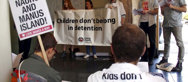 A group of around twenty protesters occupy Australian Prime Minister Malcolm Turnbull's electoral office, demanding the end to the policy of offshore detention of asylum seekers, in the Sydney suburb of Edgecliff, Australia, October 14, 2015 - Sputnik International