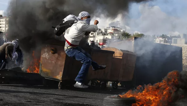 Palestinian students of the Birzeit University clash with Israeli security forces at the northern entrance of the West Bank town of Al-Bireh, on the northern outskirts of Ramallah, on October 29, 2015 - Sputnik International