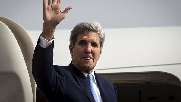 U.S. Secretary of State John Kerry waves at the top of the stairs while he boards his plane to head back to the United States, in Riyadh, Saudi Arabia, October 25, 2015 - Sputnik International