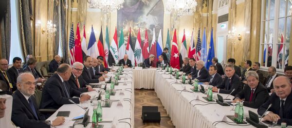 US Secretary of State John Kerry (C L) and Russian Foreign Minister Sergei Lavrov (C R) chat before talks with 17 nations, the European Union and United Nations at the Hotel Imperial on October 30, 2015 in Vienna, Austria - Sputnik International
