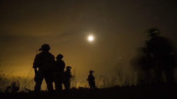 U.S. Army Soldiers from the 7th Special Forces Group prepare to leave the drop zone during fast rope insertion and extraction training as part of Emerald Warrior at Hurlburt Field, Fla., April 22, 2015. Emerald Warrior is the Department of Defense's only irregular warfare exercise, allowing joint and combined partners to train together and prepare for real-world contingency operations. - Sputnik International