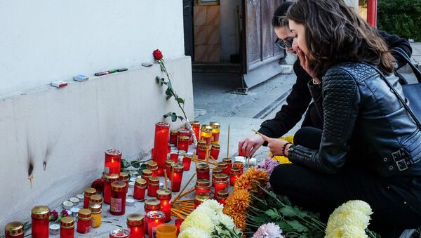 Women light candles in front of a club where a fire broke out the night before in Bucharest, Romania, on October 31, 2015 - Sputnik International