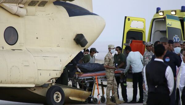 An Egtptian search and rescue crew transfers the body of a victim of a plane crash from a civil police helicopter to an ambulance at Kabrit airport in Suez, 100 kilometers east of Cairo, Egypt, Saturday, Oct. 31, 2015 - Sputnik International