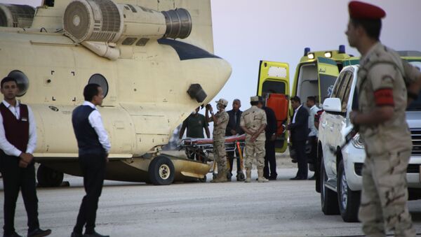 Egyptian emergency workers unload bodies of victims from the crash of a Russian aircraft over the Sinai peninsula from a police helicopter to ambulances at Kabrit military airport, some 20 miles north of Suez, Egypt, Saturday, Oct. 31, 2015 - Sputnik International