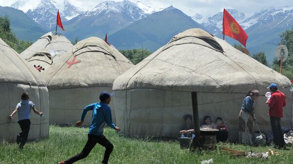 Boys run in front of yurtas (nomad's tent) during the 5th International Festival of Kyrgyz National Applied Arts in the village of At-Bashi, 400 km from Bishkek, on June 28, 2015 - Sputnik International