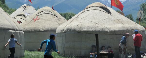 Boys run in front of yurtas (nomad's tent) during the 5th International Festival of Kyrgyz National Applied Arts in the village of At-Bashi, 400 km from Bishkek, on June 28, 2015 Boys run in front of yurtas (nomad's tent) during the 5th International Festival of Kyrgyz National Applied Arts in the village of At-Bashi, 400 km from Bishkek, on June 28, 2015 - Sputnik International