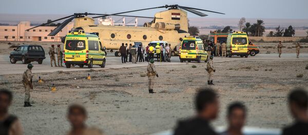 Egyptian ambulances carrying the corpses of Russian victims of a Russian passenger plane crash in the Sinai Peninsula, off load the bodies into a military aircraft at Kabret military air base by the Suez Canal on October 31, 2015 - Sputnik International