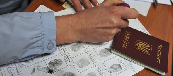 Issuing a temporary residence permit for a Ukrainian citizen in the department for Russian citizenship, temporary residence permits and residence permits in the Russian Federal Migration Service department of Moscow's Southern Administrative District - Sputnik International
