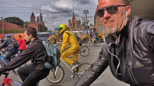 Mattin in a biking event in Moscow; the Kremlin in the background. - Sputnik International