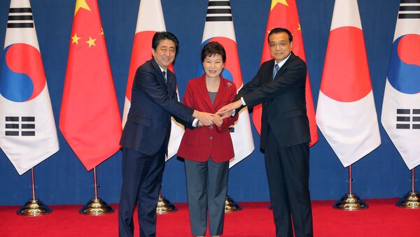 South Korean President Park Geun-hye (C) shakes hands with Chinese Premier Li Keqiang (R) and Japanese Prime Minister Shinzo Abe before a trilateral summit at the Presidential Blue House in Seoul, South Korea, November 1, 2015 - Sputnik International