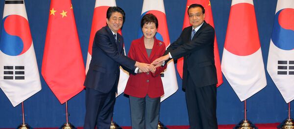 South Korean President Park Geun-hye (C) shakes hands with Chinese Premier Li Keqiang (R) and Japanese Prime Minister Shinzo Abe before a trilateral summit at the Presidential Blue House in Seoul, South Korea, November 1, 2015 - Sputnik International