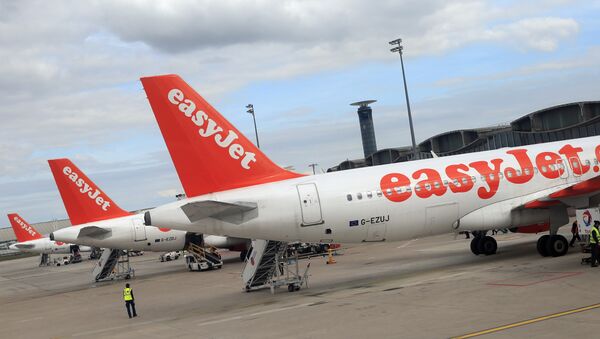 Airbus A 320 airplanes from low cost airline EasyJet are parked at Paris Roissy Charles de Gaulle airport in Roissy en France, north of Paris on April 29, 2013 - Sputnik International