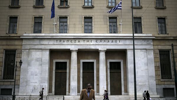 People make their way next to the headquarters of Bank of Greece in central Athens, Greece, October 30, 2015 - Sputnik International