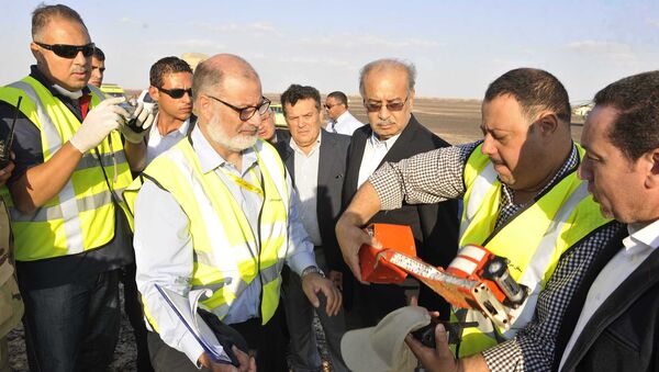In this photo released by the Prime Minister's office, Sherif Ismail, third right, looks at the flight data recorder inspected by officials at the site where a passenger plane crashed in Hassana, Egypt on Saturday, Oct. 31, 2015 - Sputnik International