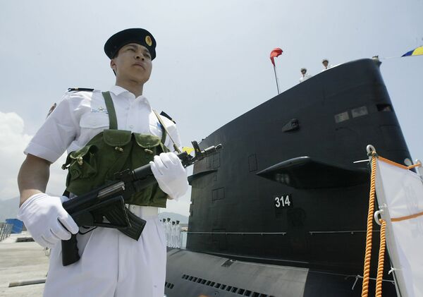 A member of the PLA Navy Task group guards a Chinese PLA Naval submarine berthed in Hong Kong waters 30 April 2004 - Sputnik International