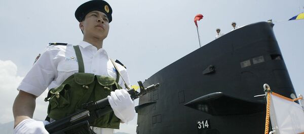A member of the PLA Navy Task group guards a Chinese PLA Naval submarine berthed in Hong Kong waters 30 April 2004 A member of the PLA Navy Task group guards a Chinese PLA Naval submarine berthed in Hong Kong waters 30 April 2004 - Sputnik International